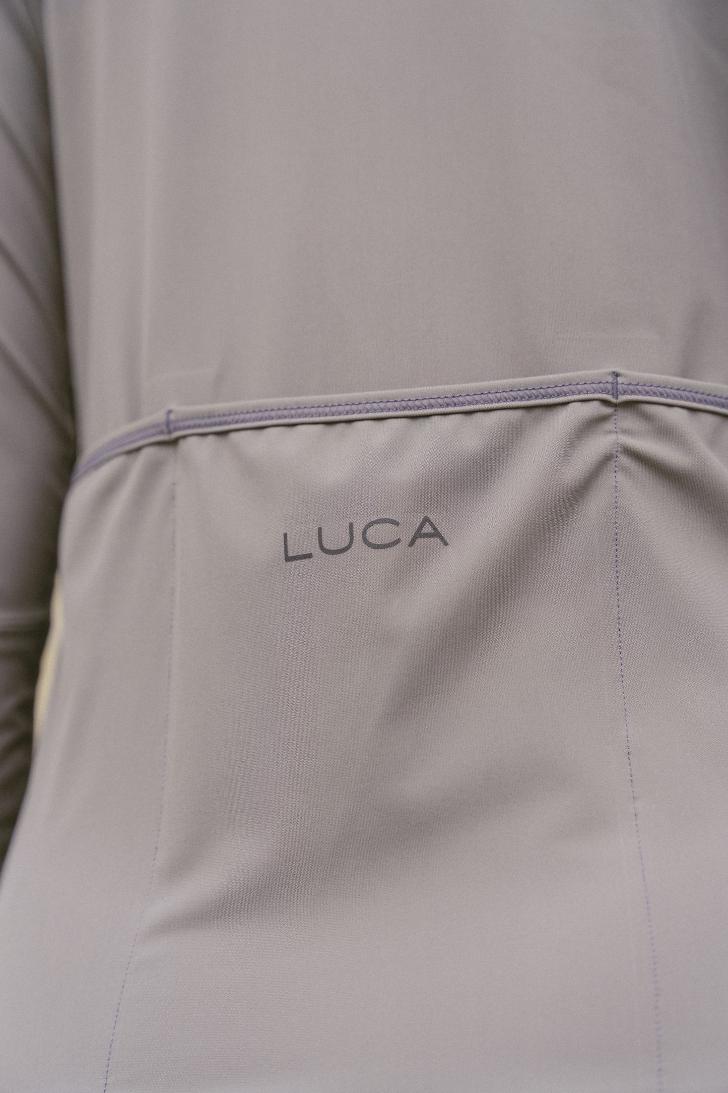 Close-up-of-the-gray-Horizon--jersey-back-collar-highlighting-the-vertical-reflective-lighting-bolt-and-logo-for-enhanced-visibility-and-a-distinction-athletic-brand-detail