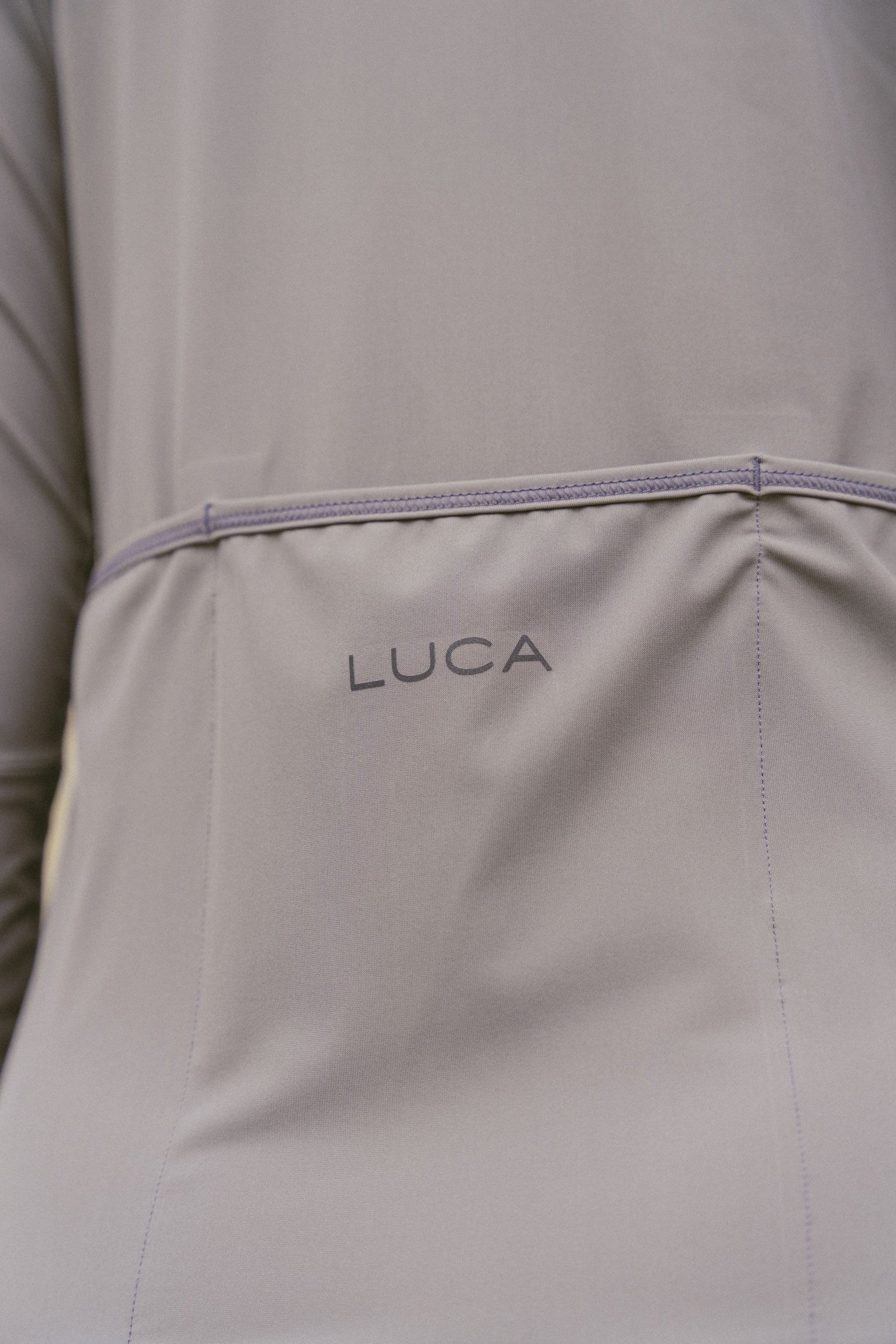 Close-up-of-the-gray-Horizon--jersey-back-collar-highlighting-the-vertical-reflective-lighting-bolt-and-logo-for-enhanced-visibility-and-a-distinction-athletic-brand-detail